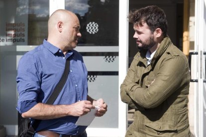 Els candidats Jordi Salvador i Manel Rufián, just abans de començar la reunió amb la PAH.