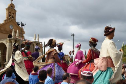 Los Gegants bailando delante del Santuari de Misericòrdia.