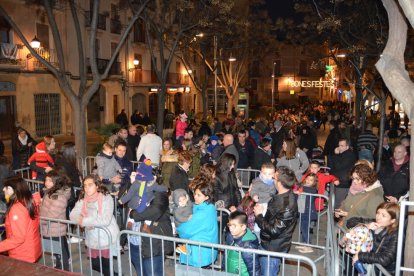 Com ja és habitual es va formar una llarga cua, però les famílies i els nens van esperar pacientment que els arribés el torn mentre jugaven a la plaça, il·luminada amb els llums de Nadal.