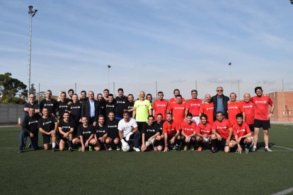 Una fotografia de família dels dos equips.