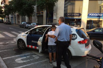 Algunos de los jóvenes entrando al coche de los Mossos d'Esquadra.