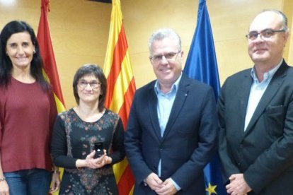 Montserrat Crusat con Pere Granados y los concejales presentes en el acto.