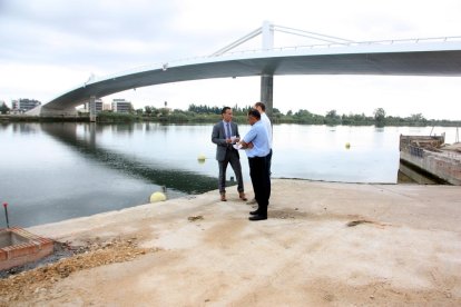 El gerente de Ports de la Generalitat, Joan Pere Gómez, visitando las obras del embarcadero de Sant Jaume d'Enveja delante del puente del Passador.