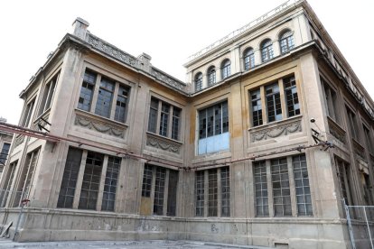 El deterioro se hace evidente en la totalidad de espacios del gran edificio de los años veinte del siglo pasado.