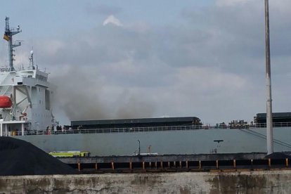 El humo que salía del barco.