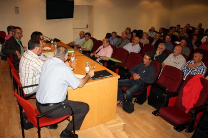 Representants de les 26 cooperatives reunits ahir a la Cambra de Comerç de Lleida.