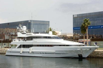 El yate está en el muelle de Llevant del Port.