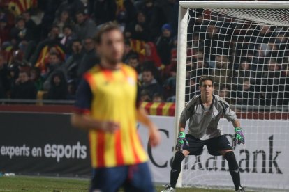 L'arquer roig-i-negre Edgar Badia durant un instant del partit amb la selecció catalana, amb què va estrenar-se dimecres, a Montilivi.