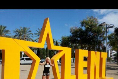 La joven, con las letras de 'Got Talent España'.