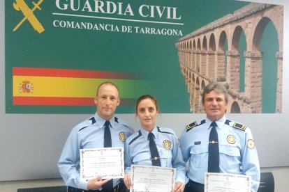 Imagen de los tres agentes cambrilenses distinguidos.