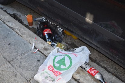 Imatge d'arxiu de botelles d'alcohol i de refresc després d'una nit de festa als carrers de Tarragona.