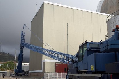 Ja s'ha començat a muntar la grua encarregada del sistema de venteig filtrat.