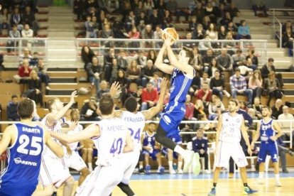 Un moment del partit que va veure debutar al nouvingut José González.