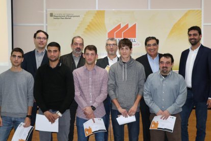 Fotografia de família dels dos guanyadors i dels finalistes, ahir.