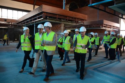 Els senadors tarragonins han acudit al Mercat Central per veure l'estat de les obres.