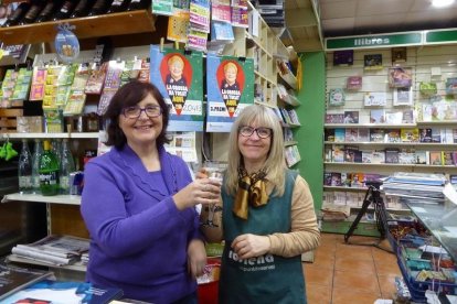 Cèlia Rovira i Ana Pérez, del Roslena de la plaça de los Oques, brindant amb cava.