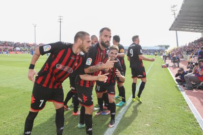 Jugadores rojinegros se acercaron a la banda después del gol que significaba la victoria y se quedaron quietos por unos instantes.