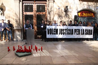 concentración para pedir justicia para Sara Lozano, donde amigos y familiares llevan una pancarta y el alcalde de Montblanc habla delante del atril.