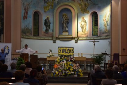 Salouenses y entidades han participado en la ofrenda floral