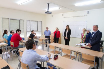 La directora dels Serveis Territorials d'Ensenyament de la Generalitat, Sílvia Rodes, juntament amb Carles Pellicer i