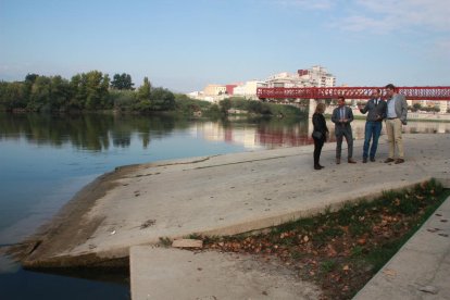 La teniente de alcalde de Urbanismo, Meritxell Roigé; el gerente de Ports, Joan Pere Gómez; el responsable de Puertos en la Catalunya Sud, Enric Martínez; y el alcalde de Tortosa, Ferran Bel, en el embarcadero de Tortosa.