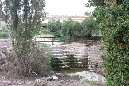 Una de las construcciones aparecidas en torno al río Gaià.