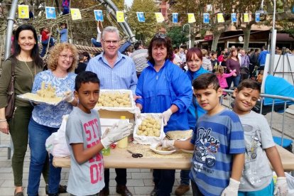 El alcalde y la concejala de Infancia con las coordinadoras del Club Xic's en la confección de los panellets.