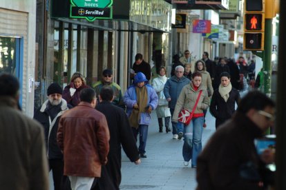 Imagen de archivo de personas paseando por la calle.