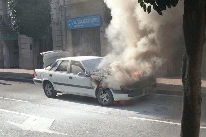 Un intenso humo negro ha llenado la zona.