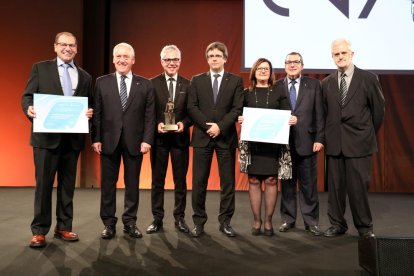 Los tres premiados en el escenario con el presidente de la Generalitat, Carles Puigdemont.