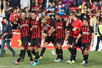 Los jugadores que dirige Natxo González celebran la victoria en el CF Reus-Nàstic, que Fran Carbia decantó con una diana en el 56'.