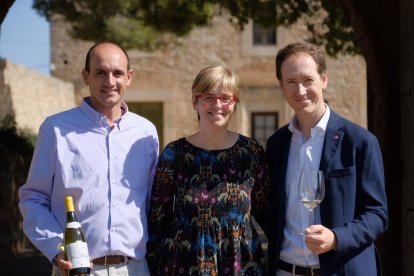 La alcaldesa de Prades, Lídia Bargas, con el director general de Bodegas Torres, Miquel Torres (derecha) y el director de viticultura, Xavier Sort (izquierda), con el vino 'Sonidos de Prades'.