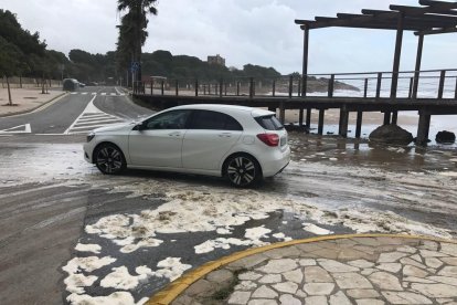 La espuma del agua ha llenado la calzada.