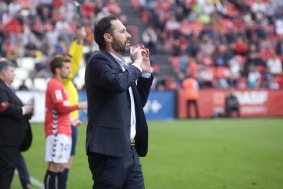 Vicente Moreno, a la banqueta del Nou Estadi.