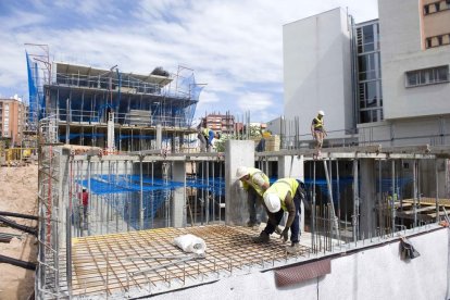 El pavelló Sant Jordi, en fase de construcció, ha de ser la seu del voleibol abans de transformar la pista en una piscina.