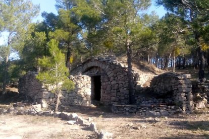 Construcción de piedra en seco que ha ser un centro receptor de abejas impulsado por el APFF para polinizar los bosques de la Fatarella.