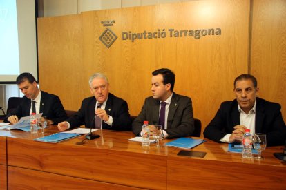 El presidente de la Diputación de Tarragona, Josep Poblet, acompañado de los vicepresidentes y del diputado de Hacienda y Economía, Lluís Soler, durante la presentación del presupuesto del 2017, en rueda de prensa, el 24 de noviembre del 2016