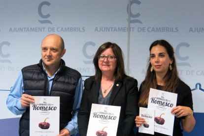 La alcaldesa Camí Mendoza, la concejala de Promoción Económica Ana López y el representante de la Asociación de Empresarios del Hosteleria de Cambrils, Pep Pellicer, durante la presentación de las jornadas.