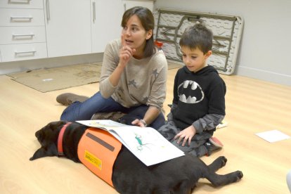 La Mel hace de atril mientras el Lolo reparte preguntas sobre lo que se está leyendo, y si los niños las contestan bien, pueden jugar con él.