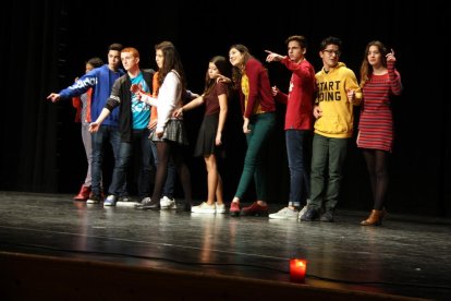 Momento de la representación de la obra sobre el micromachismo 'La Fiesta' con un grupo de chicas y chicos paralizados.