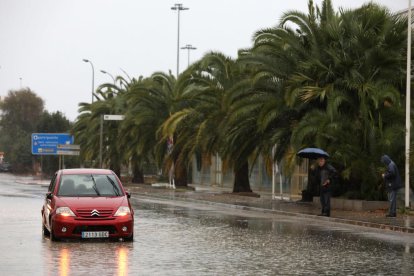 Un vehículo ha quedado atrapado en una zona inundada en la N-340