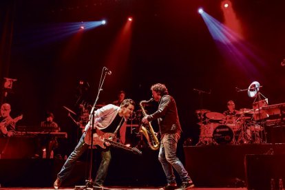 Nueve músicos suben al escenario, recreando la misma formación que llevaba el grupo.