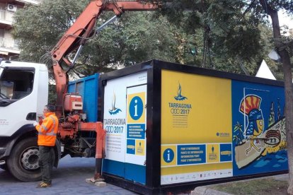 La grua retirant la botiga de la Rambla Nova.