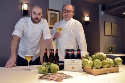 Arnau Bosch con su padre Joan en el restaurante de Cambrils Can Bosch.