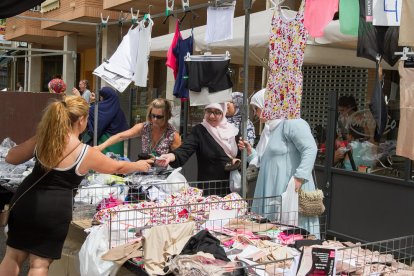 Una imagen de archivo del Mercat de Marxants que se despliega en torno al Mercat del Carrilet.