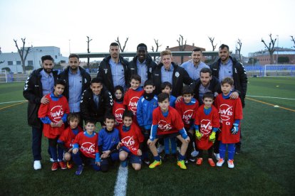 Desenes de nens i nenes van rebre als jugadors del primer equip.