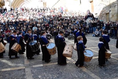 Imatge d'arxiu d'una banda infantil de timbals en una mostra.