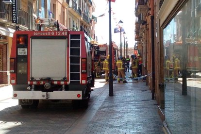 Cinc dotacions de Bombers treballen en les tasques de ventilació pel fum.