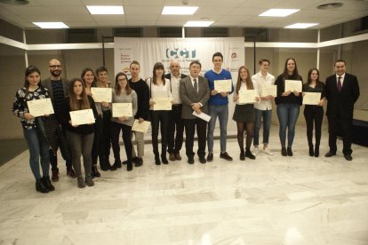 Imatge dels premiatsa mb els representants d eles institucions.