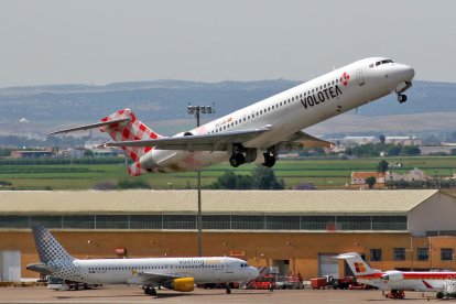 Un avió de l'empresa Volotea enlairant-se.